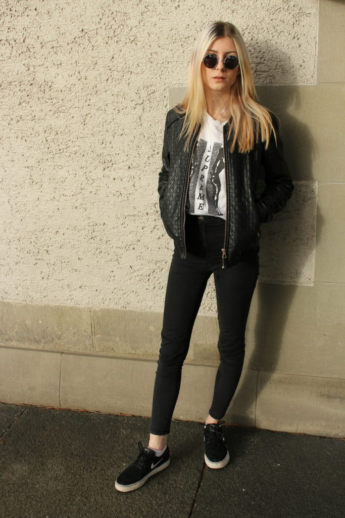 CASUAL CITY LOOK IN SCHWARZ-WEISS