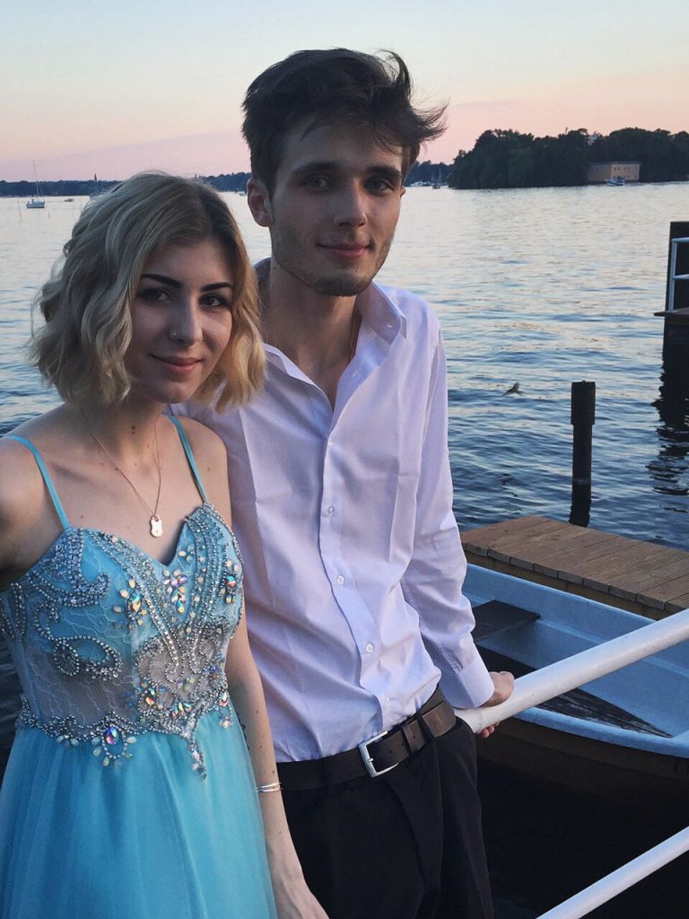 Tristan und Sarah beim Abiball am See