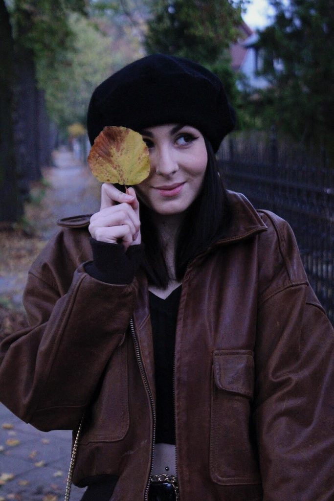 PARISIENNE CHIC MIT BERET UND BAGUETTES