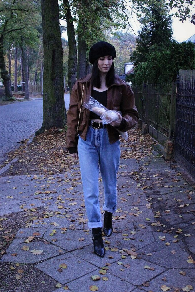 PARISIENNE CHIC MIT BERET UND BAGUETTES