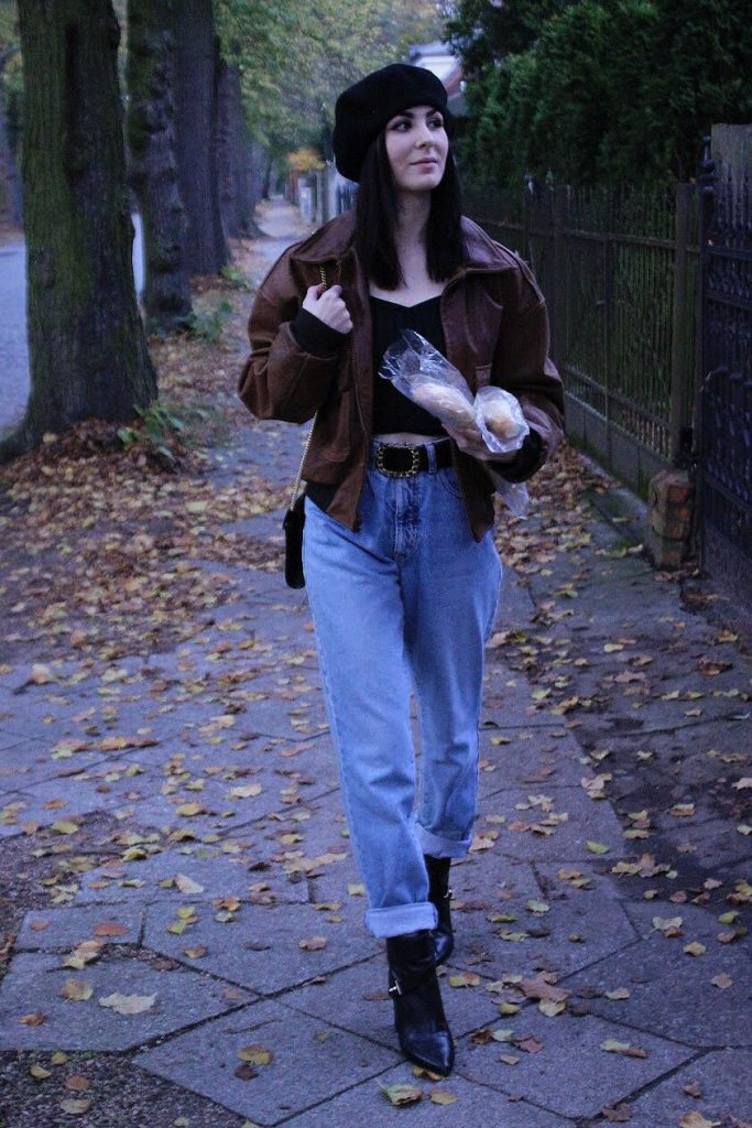 PARISIENNE CHIC MIT BERET UND BAGUETTES