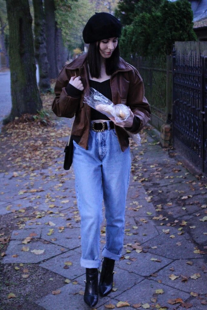 PARISIENNE CHIC MIT BERET UND BAGUETTES