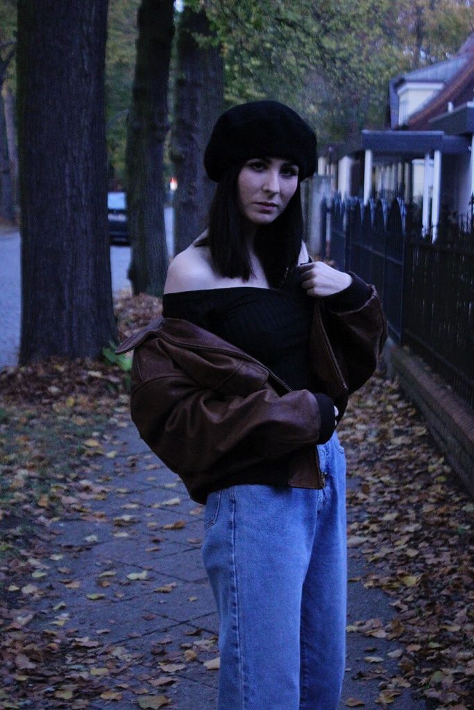 PARISIENNE CHIC MIT BERET UND BAGUETTES