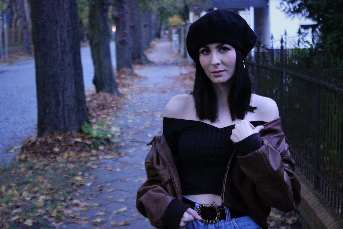 PARISIENNE CHIC MIT BERET UND BAGUETTES