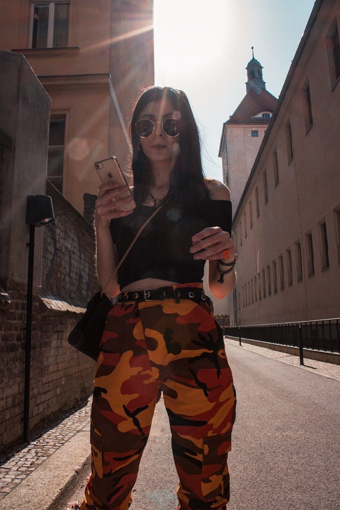 FRÜHLINGS OUTFIT MIT OFF-SHOULDER TOP UND CAMO PANTS