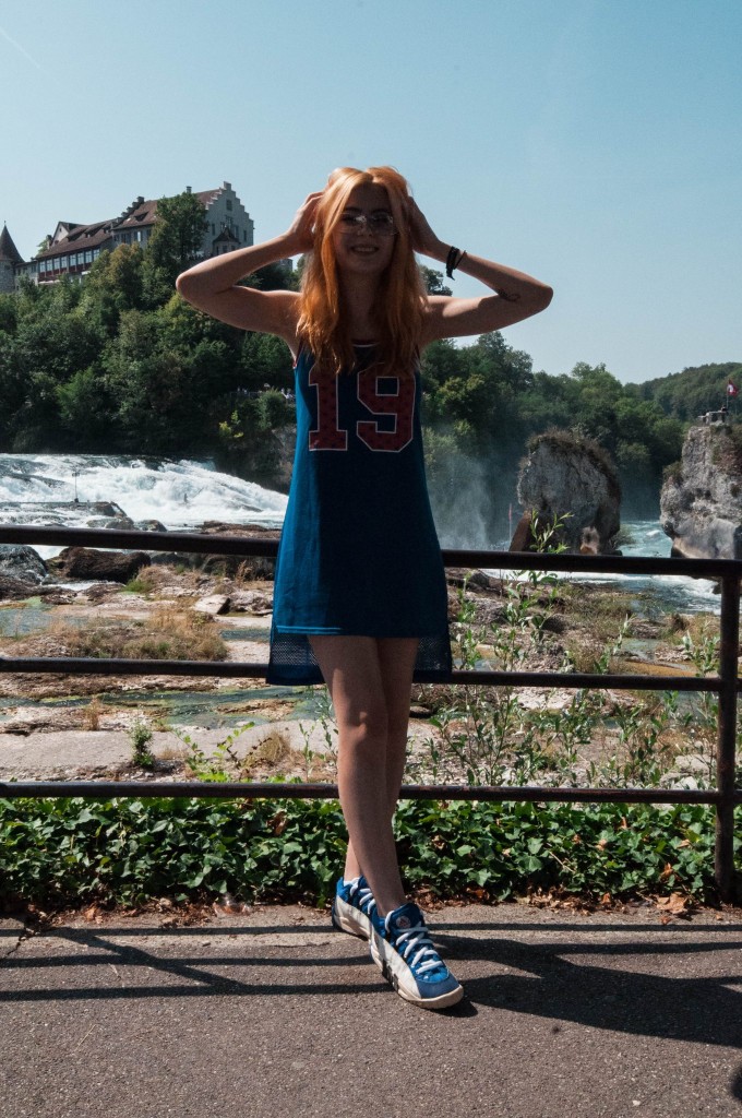 BASKETBALL JERSEY DRESS WITH VINTAGE ADIDAS SNEAKERS | Schaffhausen