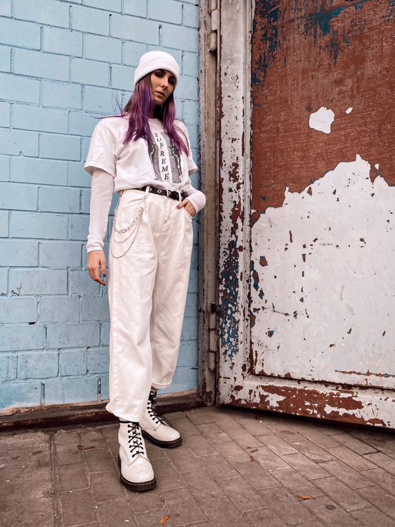 Berlin Fashion Week - Casual All White Outfit - Cargo Pants mit Supreme Shirt und Dr. Martens