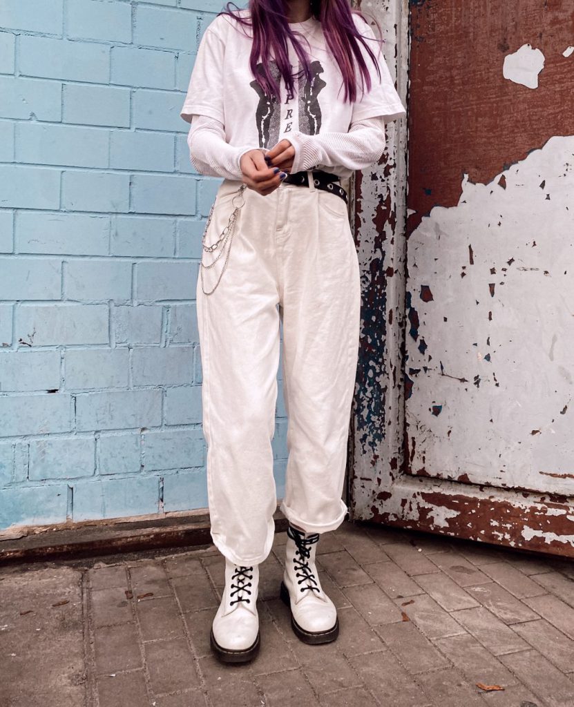Berlin Fashion Week - Casual All White Outfit - Cargo Pants mit Supreme Shirt und Dr. Martens