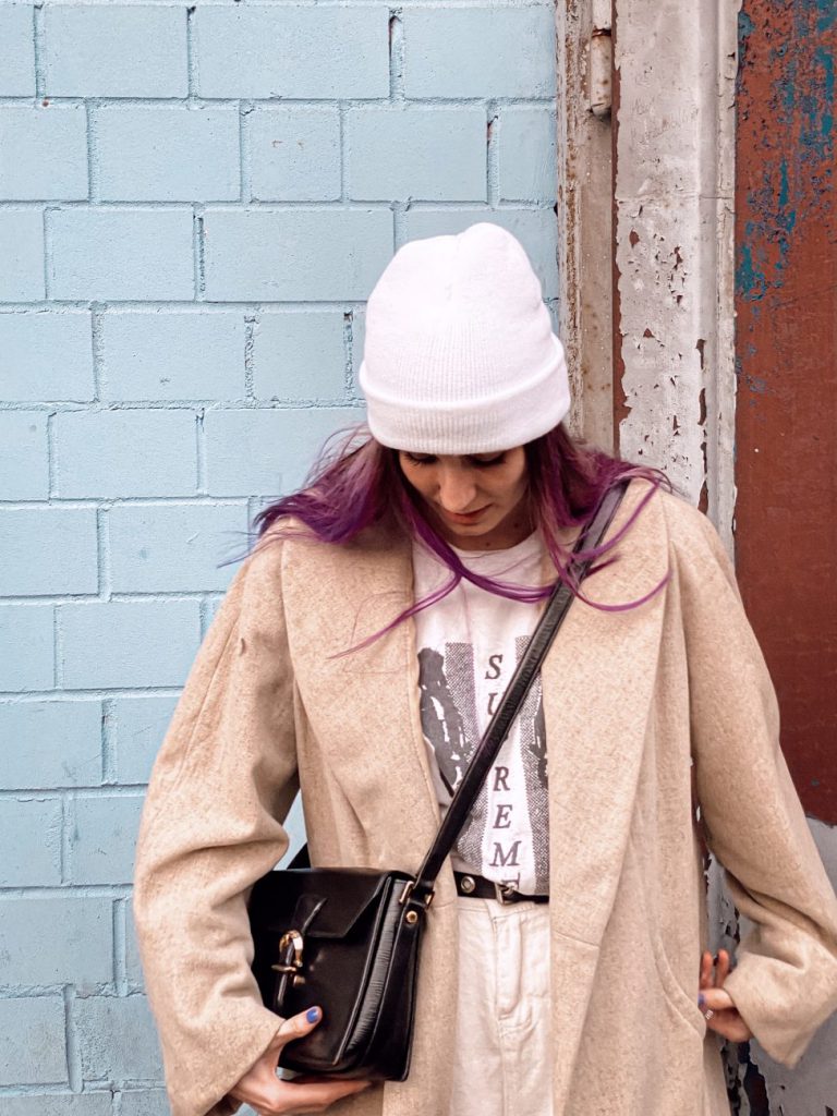 Berlin Fashion Week - Casual All White Outfit - Supreme Shirt und Valentino Messenger Bag