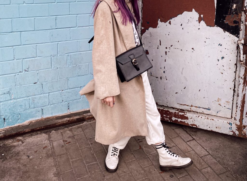 Berlin Fashion Week - Casual All White Outfit - Valentino Messenger Bag und Dr. Martens