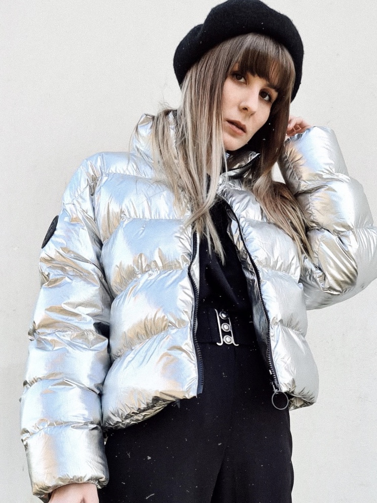 COSMIC OUTFIT: WIE MAN EINE METALLIC PUFFY JACKET STYLET