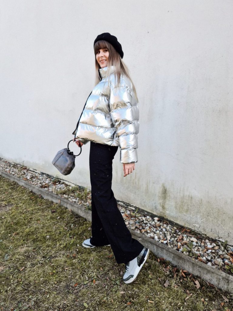 COSMIC OUTFIT: WIE MAN EINE METALLIC PUFFY JACKET STYLET