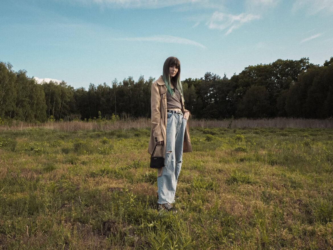 2000er style: wickeltop mit relaxed fit jeans und gucci boat pochette