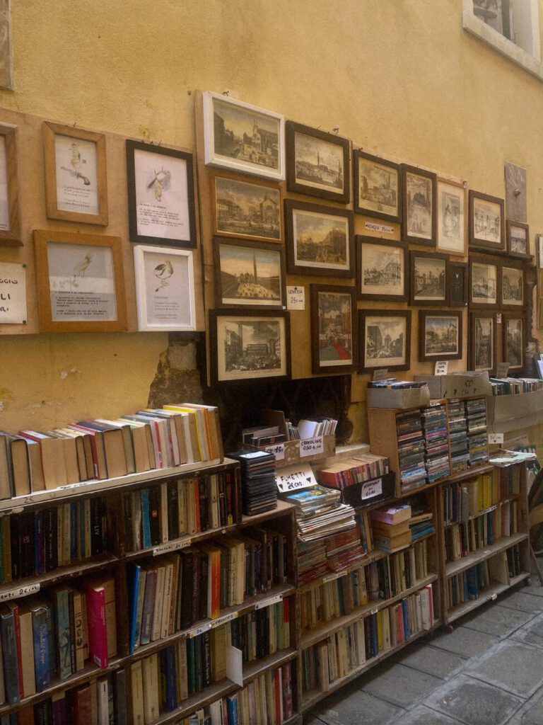 Venedig Bücher auf Strasse